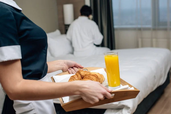 Levágott Lövés Maid Egységes Betöltő Tálca Croissant Gyümölcslé Hotel Értékelések — Stock Fotó