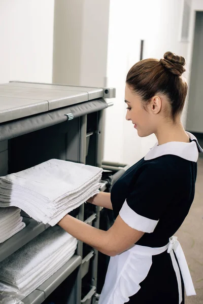 Young Attractive Maid Uniform Taking Towels Shelf Housekeeping Cart — Stock Photo, Image