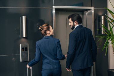 iş adamları ile birlikte Asansör için bekleyen Bagaj arka görünüm