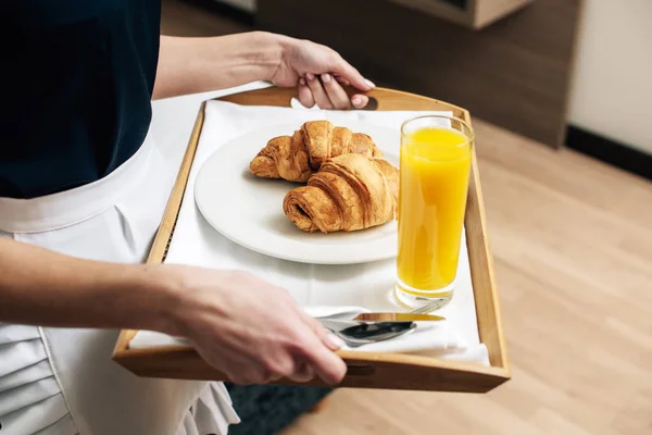 Cropped Shot Maid Uniform Holding Croissants Juice Tray — Stock Photo, Image