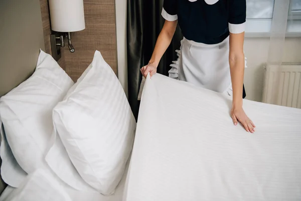 Corte Tiro Empregada Uniforme Fazendo Cama Suíte Hotel — Fotografia de Stock