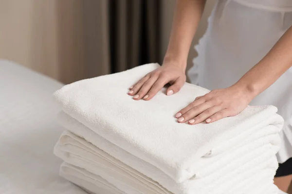 Young Beautiful Maid Uniform Stack Clean Towels — Stock Photo, Image