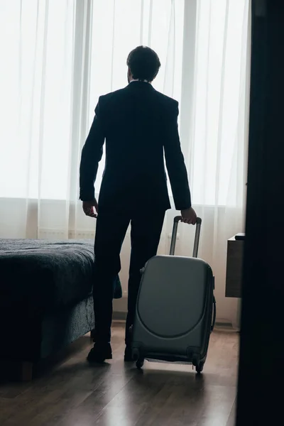Rückansicht Geschäftsmann Betritt Hotelsuite Mit Gepäck — Stockfoto