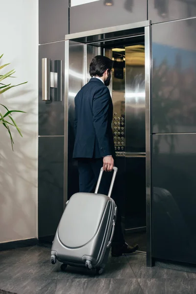 商人携带行李进入电梯酒店 — 图库照片