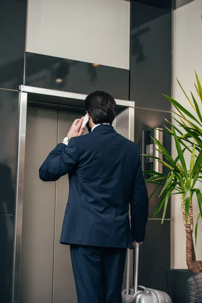 Бізнесмен Багажем Розмовляє Телефону Очікуванні Ліфта Готелі — Безкоштовне стокове фото