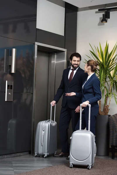 Geschäftsleute Mit Gepäck Warten Gemeinsam Auf Aufzug Hotel — Stockfoto