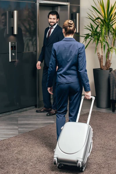 Geschäftsleute Mit Gepäck Fahren Gemeinsam Den Aufzug — Stockfoto