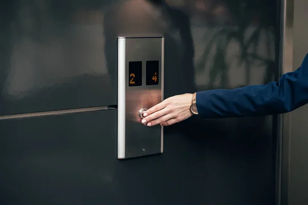 エレベーターのボタンを押実業家のショットをトリミング — ストック写真