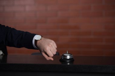Otel ön büro hizmeti beklerken bakarak işadamı kadeh kırpılmış