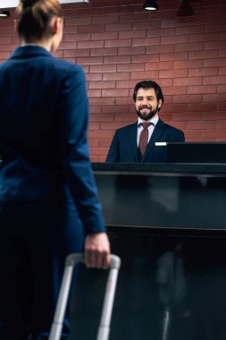 otel Resepsiyon tezgahta gidiş bagajlı işkadını kadeh kırpılmış