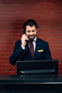 otel resepsiyonist alarak telefon görüşmesi işyerinde
