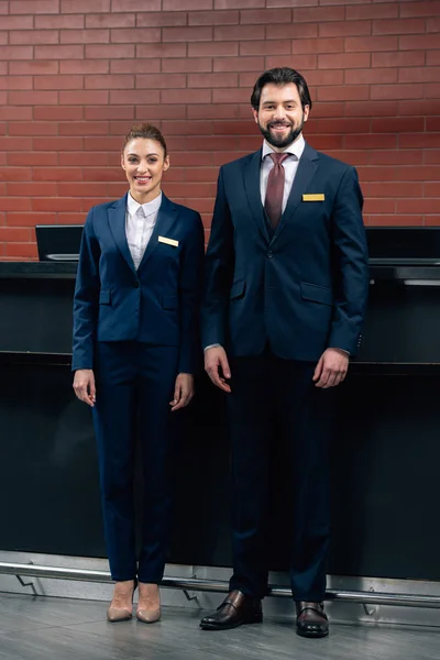 Recepcionistas Felizes Hotel Que Estão Junto Frente Contador Olhando Para — Fotografia de Stock