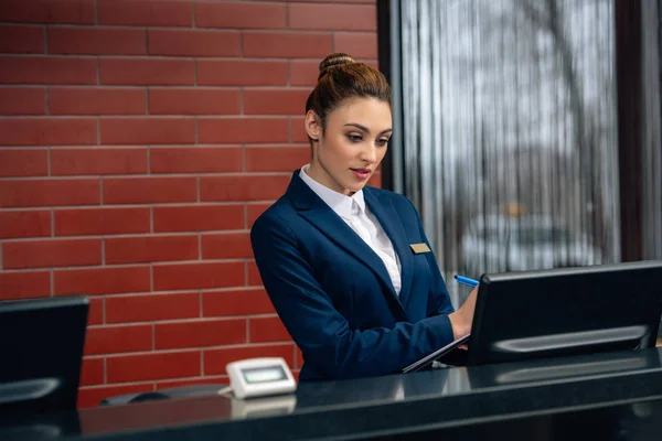 Junge Hotelrezeptionistin Nutzt Computer Arbeitsplatz — Stockfoto