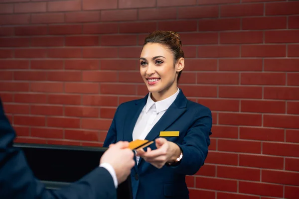 Jovem Recepcionista Bonito Hotel Tendo Cartão Crédito Cliente — Fotografia de Stock