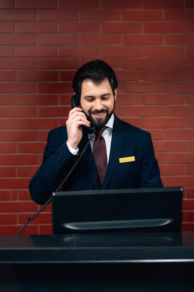 Hotel Receptionist Tar Telefonsamtal Arbetsplatsen — Stockfoto