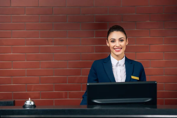 Jovem Bonita Recepcionista Hotel Local Trabalho Olhando Para Câmera — Fotografia de Stock