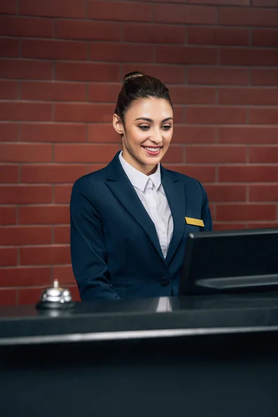 Junge Schöne Hotelrezeptionistin Blickt Arbeitsplatz Auf Den Computerbildschirm — Stockfoto