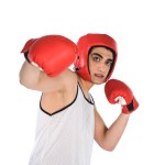 Junger hagerer Boxer schlägt mit der Hand isoliert auf Weiß