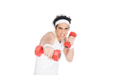 Sporstwear üzerinde beyaz izole dumbbells ile egzersiz sıska adam portresi