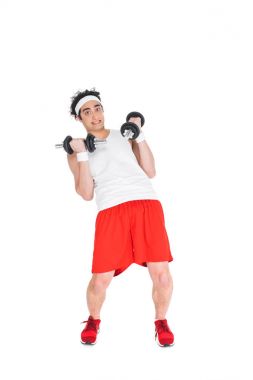 Beyaz izole dumbbells ile kafa bandı kullanmada ince adam