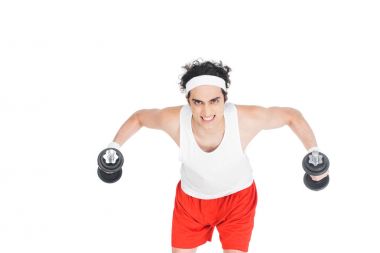 Spor giyim üzerine beyaz izole dumbbells ile egzersiz genç ince adam portresi
