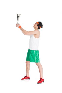 Beyaz izole kupa tutan mutlu sporcu profili