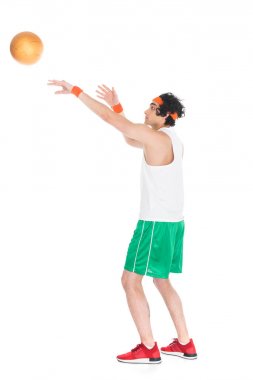 Beyaz izole topu atma ince genç basketbolcu yan görünüm