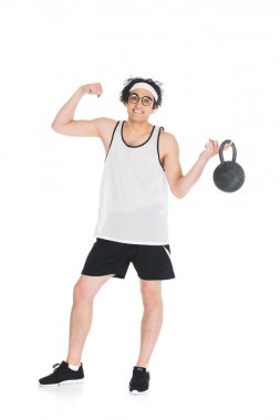 Sıska genç sporcu kettlebell tutarak ve üzerinde beyaz izole kas gösterilen gözlük içinde