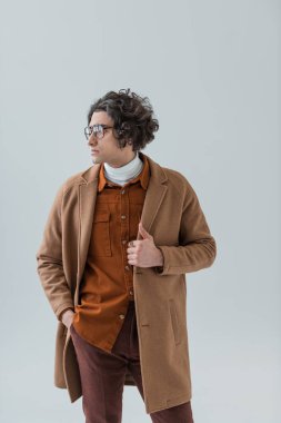 Gözlük içinde şık gencin profili