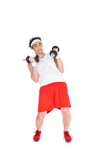 Худыш в повязке тренируется с гантели изолированы на белом
