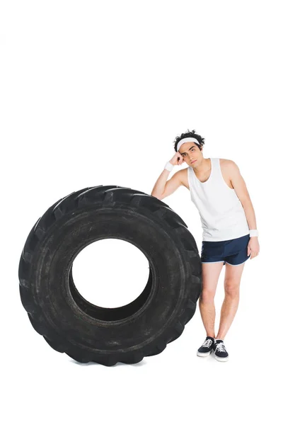 Dünner Sportler Steht Neben Reifen Von Rad Isoliert Auf Weißem — kostenloses Stockfoto