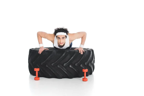 Junger Dünner Sportler Macht Liegestütze Auf Reifen Des Rades Isoliert — Stockfoto