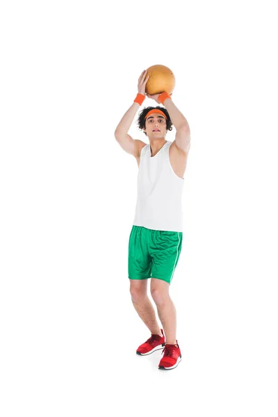 Тощий Спортсмен Повязке Готовится Бросить Мяч Изолированный Белом — стоковое фото