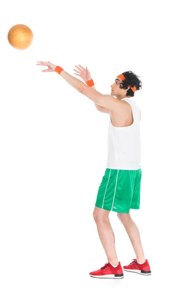 Seitenansicht Von Dünnen Jungen Basketballspieler Werfen Ball Isoliert Auf Weiß — Stockfoto