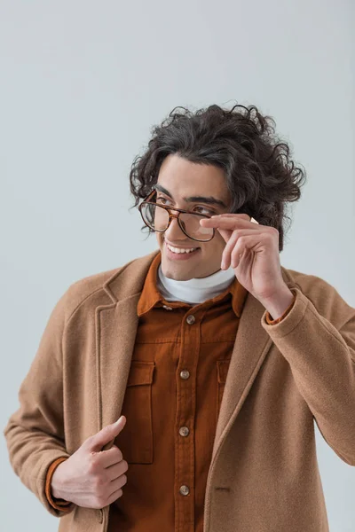 Stylsih Homme Souriant Regardant Dessus Des Lunettes Isolées Sur Gris — Photo