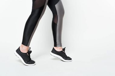 Spor ayakkabı beyaz izole kadın bacaklar