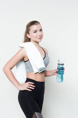 Sporcumuz omuz su şişesi üzerinde beyaz izole tutarak havlu ile