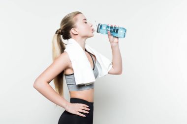 Sporcumuz su şişesi üzerinde beyaz izole içme omuzlarında havlu ile
