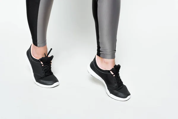Nahaufnahme Weiblicher Beine Sportschuhen Isoliert Auf Weiß — Stockfoto