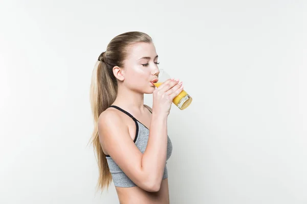 Ajuste Suco Bebendo Menina Vidro Isolado Branco — Fotografia de Stock