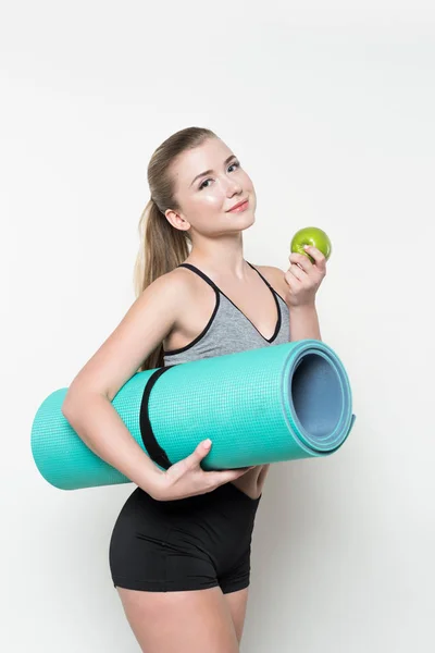 Mujer Fitness Sonriente Sosteniendo Alfombra Manzana Yoga Aislada Blanco — Foto de Stock