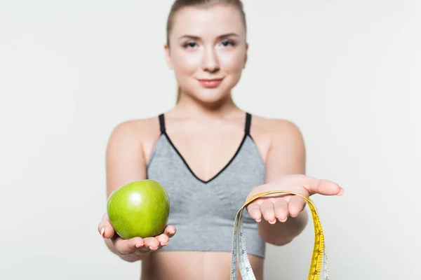 Close Beeld Van Apple Meetlint Handen Van Sportieve Meisje Geïsoleerd — Stockfoto