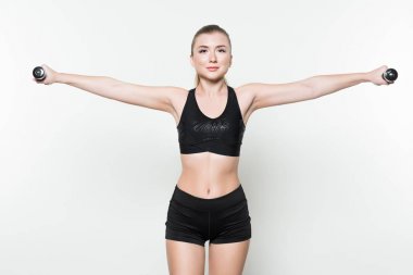 Sportif kadın üzerinde beyaz izole dumbbells ile eğitim