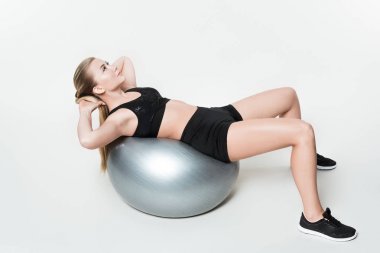 Çekici kız ABS fitness Ball beyaz izole yapıyor