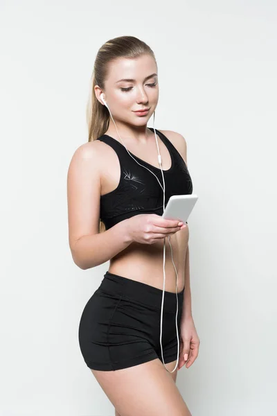 Fit Meisje Luisteren Naar Muziek Smartphone Geïsoleerd Wit — Gratis stockfoto