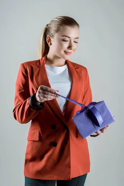 Gelukkige Vrouw Openen Van Doos Van Gift Geïsoleerd Grijs — Stockfoto