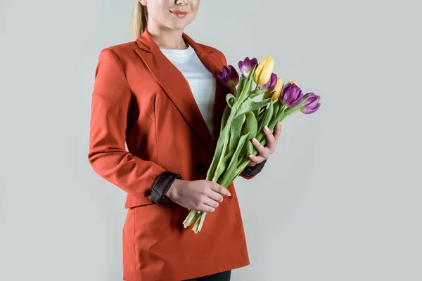Крупный План Женщины Держащей Букет Тюльпанов Изолированных Сером — Бесплатное стоковое фото