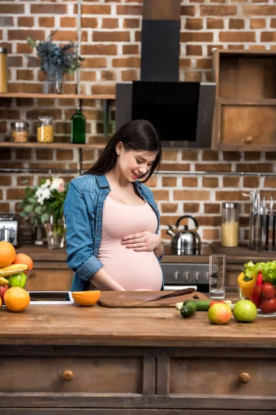 Счастливая Молодая Беременная Женщина Трогает Живот Время Приготовления Пищи Кухне — стоковое фото