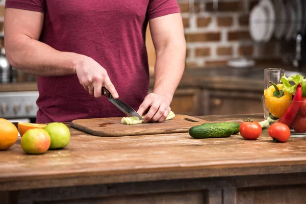 Atış Genç Adam Kesme Kereviz Salatası Mutfakta Yemek Yaparken Kırpılmış — Stok fotoğraf
