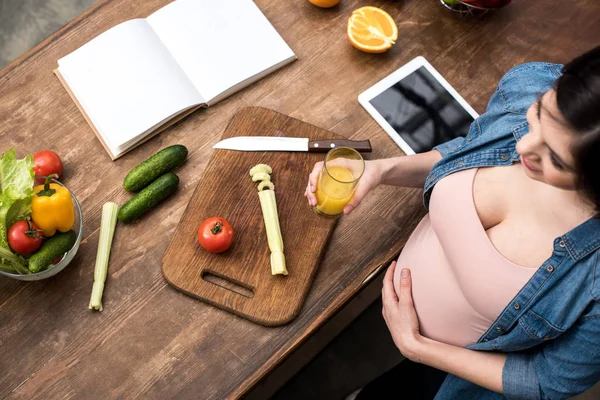 Overhead View Pregnant Woman Holding Glass Fresh Juice While Cooking — Stock Photo, Image